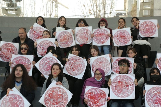 △2023年1月18日，伊朗德黑兰大学孔子学院师生一起体验中国文化，共同迎接中国春节到来。