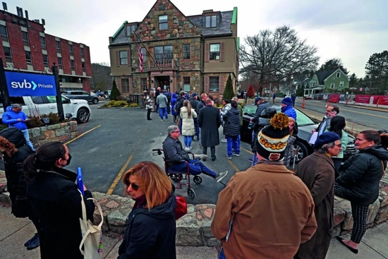　3月13日，美国马萨诸塞州韦尔斯利，在硅谷银行外排队的人群。图/视觉中国