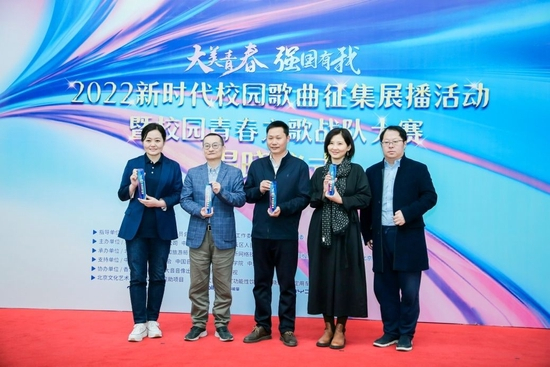  组委会为合作机构和协办单位颁发证书和奖杯