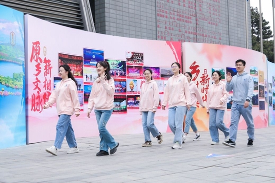  海峡两岸暨香港澳门青年音乐人参观会场外的“大美青春 相约密云”云水画廊—密云风采展