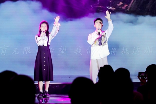 中央音乐学院学生李舒婷、张心鹏带来参赛原创作品《青春的样子》