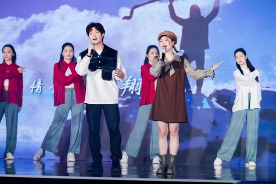  中央音乐学院的马思农、詹子含全情演唱歌曲《雏鹰》