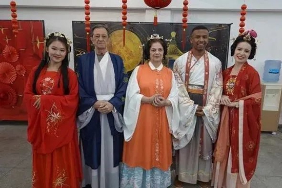  4月3日晚，巴西中国研修班学员协会成立仪式暨招待会在里约热内卢华人联谊会成功举行，图为两国志愿者身着汉服合影留念&nbsp; 图：国家国际发展合作署