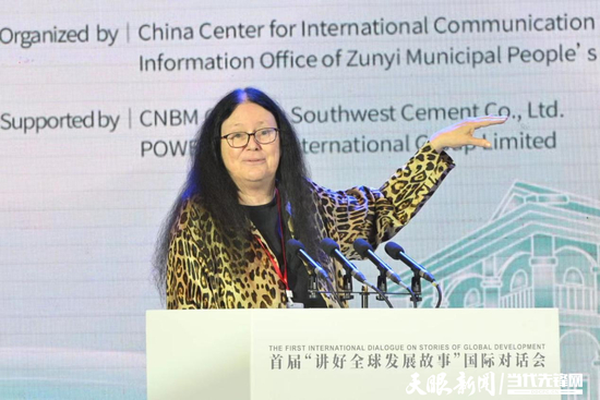  柯瑞卿在对话会上做主题演讲