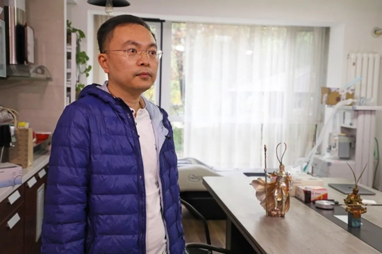  ·2023年4月，蔡磊在创业工作室里。（朱红羽/摄）