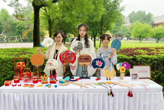 游客感受团扇文化（央广网记者 黄月芬 摄）