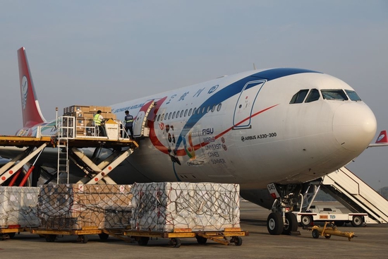 这是2023年1月19日在缅甸仰光国际机场拍摄的中国政府援助缅甸的新冠疫苗。新华社发（中国驻缅甸使馆供图）