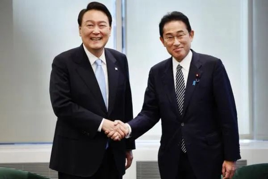 日本首相岸田文雄（右一）计划于5月7日至8日访问韩国。图源：朝鲜日报