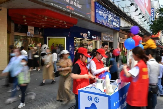 5月1日，志愿者在湖南省长沙市天心区一处商圈做志愿服务。新华社记者 陈振海 摄