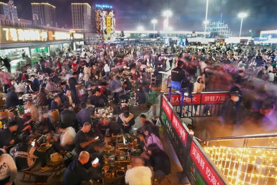 2023年4月29日，山东淄博海月龙宫，烧烤人气不减。