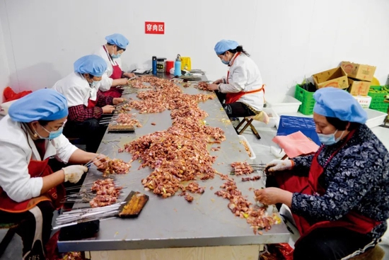 淄博牧羊村烧烤店后厨，串串工从上午8点到晚上8点，一刻不停才能串出2万串肉串。图/视觉中国