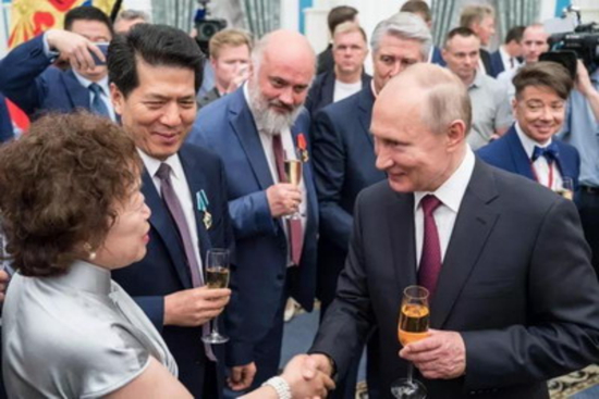 2019年5月23日，俄总统普京授予时任中国驻俄大使李辉“友谊勋章”，图为当时酒会上，普京与李辉夫妇寒暄 图：外交部网站