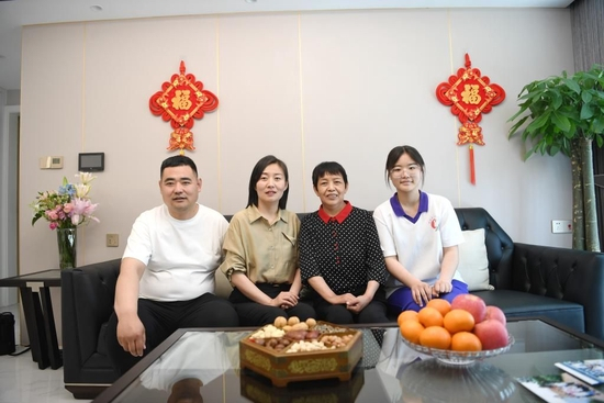雄安新区容东片区南文营社区居民李敬和一家合影（5月10日摄）。新华社记者 朱旭东 摄