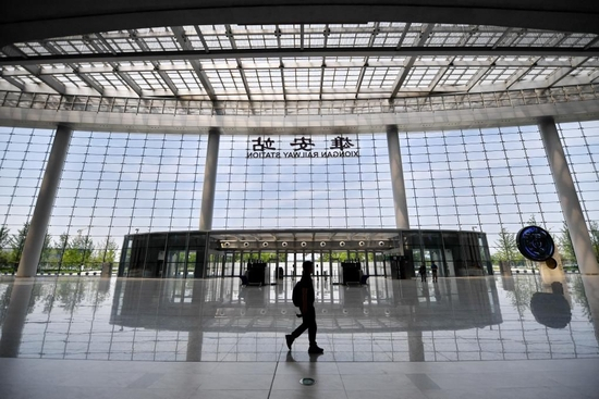  5月10日，旅客从雄安站候车大厅走过。新华社记者 牟宇 摄
