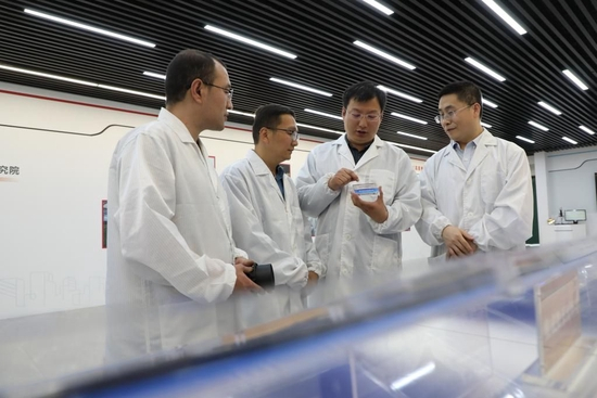 5月12日，中国电科产业基础研究院工作人员正在研讨。新华社记者 邹尚伯 摄