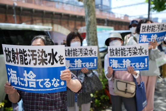  5月16日，东京举行反对核污染水排海抗议活动，民众、日本议员及国际人士共同参与，反对核污染水排海。新华社记者张笑宇摄