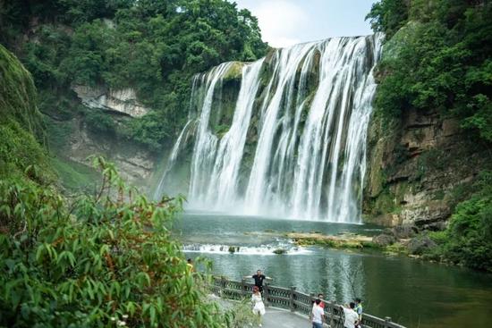 游客在黄果树大瀑布参观游览。新华社记者 陶亮 摄