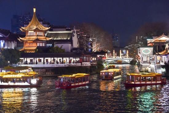 游客在江苏省南京市夫子庙景区乘船夜游秦淮河（2023年2月2日摄）。新华社发（方东旭 摄）