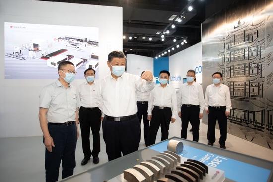 2022年6月28日，习近平在武汉华工激光工程有限责任公司激光科技馆，察看激光技术产业应用展品。