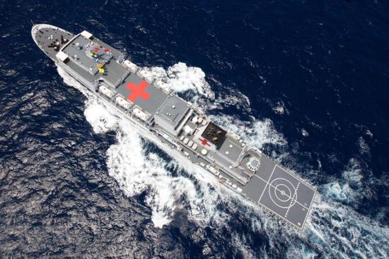  ↑航行在大洋上的中国海军“和平方舟”号医院船。新华社记者 琚振华 摄