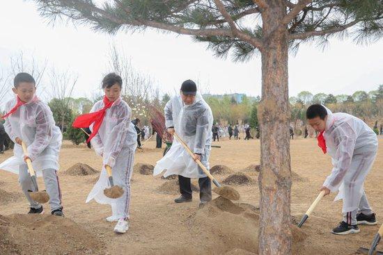 2023年4月4日，习近平冒雨在北京市朝阳区东坝中心公园参加首都义务植树活动。