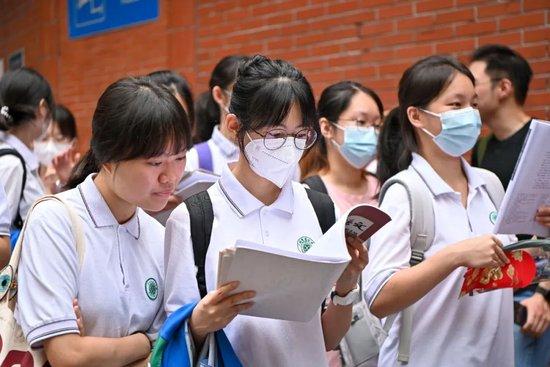  6月7日，广东省广州市，开考前，考生在第七中学高考考场外复习。当日，2023年全国高考拉开帷幕。中新社记者 陈骥旻 摄 