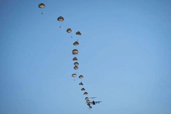 5月20日，在爱沙尼亚举行的北约“春季风暴”演习中，法国海军陆战队员从运输机上跳伞。