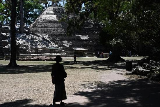 4月1日，游客在洪都拉斯科潘玛雅古城遗址内参观，此前，中洪已在当地展开考古合作 图：新华社