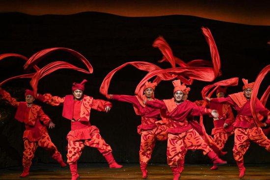 在首届中国非物质文化遗产保护年会展演活动上拍摄的陕北秧歌剧《米脂婆姨绥德汉》演出现场。新华社记者 邹竞一 摄