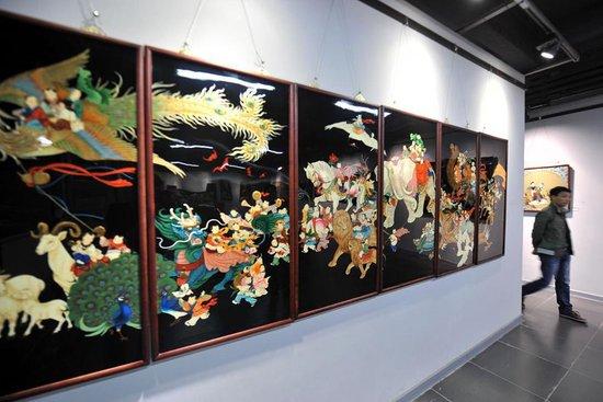 参观者在唐都漆艺博物馆参观展出的漆器。新华社记者 詹彦 摄