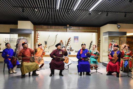 在赤峰博物馆，《格萨（斯）尔》国家级非遗传承人金巴扎木苏（前排右二）和团队一起表演节目。新华社记者 刘磊 摄