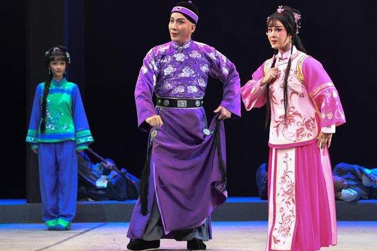 广州粤剧院演员在江南大戏院表演粤剧《十三行》。新华社记者 邓华 摄