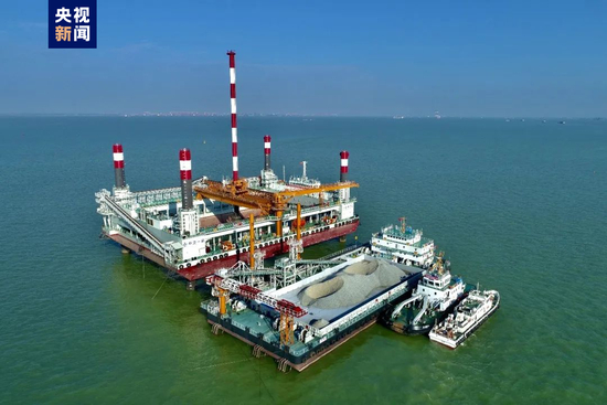 △当前世界上最先进的沉管隧道基槽碎石整平船“一航津平2”