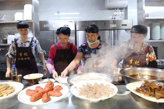  福建三明市沙县区一家小吃店工作人员在为客人准备特色小吃。 新华社记者 林善传 摄