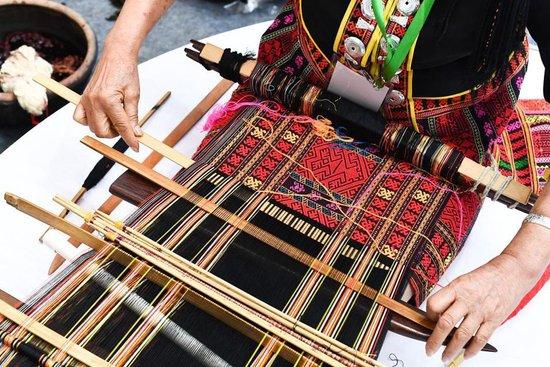 在非物质文化遗产传统织绣印染技艺项目精品展上，手工艺人正在编织黎锦。新华社记者 杨冠宇 摄