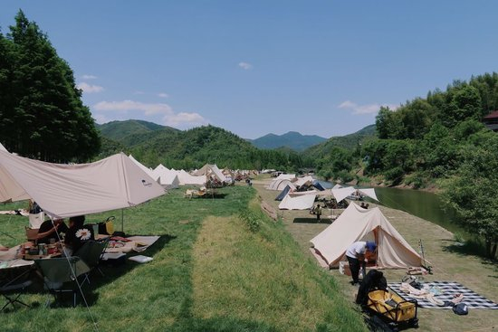  人们在湖州市安吉县“小杭坑”营地休闲（2022年5月3日摄）。新华社记者 郑梦雨 摄