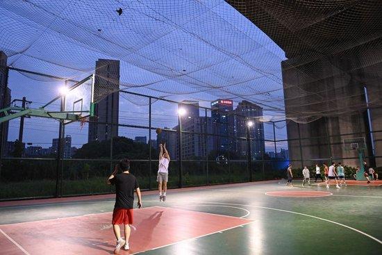  2022年9月20日，市民在位于高铁桥下的钱江世纪城体育公园打篮球。在杭州，一批运动场馆见缝插针地“嵌入”市民生活圈，城市空间的“边角余料”正成为全民健身的“金角银边”。新华社记者 黄宗治 摄