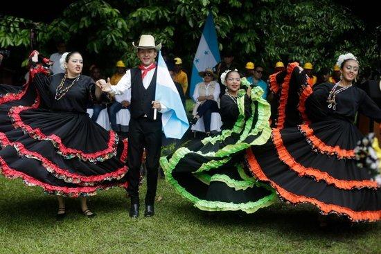  5月30日，舞蹈演员在洪都拉斯圣芭芭拉省圣克鲁斯市洛斯纳兰霍斯公园表演民俗节目。