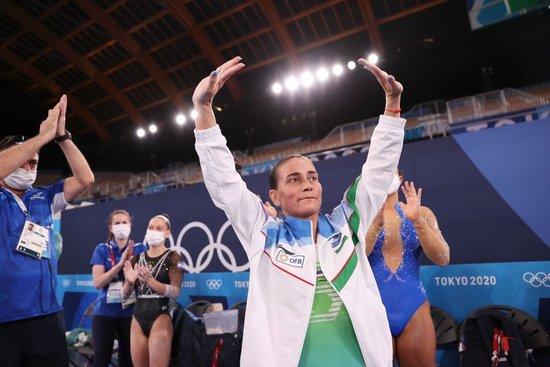  2021年7月25日，46岁的乌兹别克斯坦体操名将丘索维金娜在东京奥运会体操女子资格赛后向观众挥手致意。新华社记者 曹灿 摄