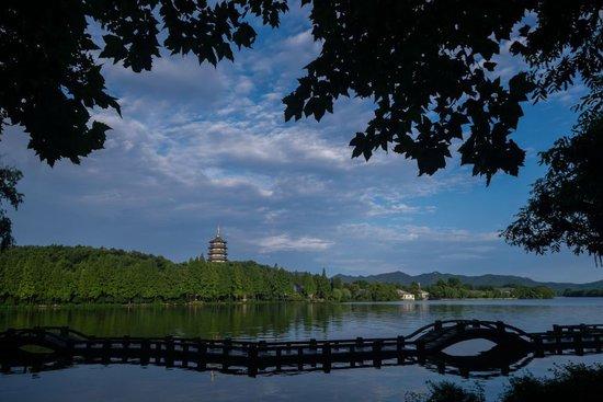  晨曦中的杭州西湖景区，雷峰塔沐浴在晨光中（2020年7月7日摄）。新华社记者 徐昱 摄