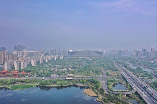  这是2022年4月6日拍摄的成都锦城湖及锦城公园（无人机照片）。新华社记者 刘坤 摄