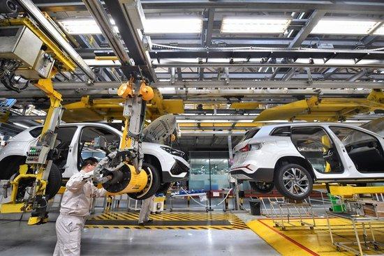  2023年2月17日，一汽大众汽车有限公司成都分公司的工人在总装车间作业。新华社记者 刘坤 摄