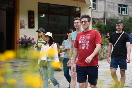  2019年5月26日，外国游客在杭州市桐庐县石舍村体验乡村慢生活。（黄宗治 摄）