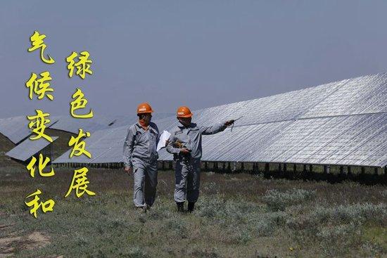 在哈萨克斯坦阿拉木图州的卡普恰盖100兆瓦光伏电站内，工作人员监测太阳能电池方阵情况（2023年5月4日摄）。阿拉木图州卡普恰盖100兆瓦光伏电站是哈萨克斯坦单体最大的光伏发电项目之一，也是中哈绿色能源合作项目之一。