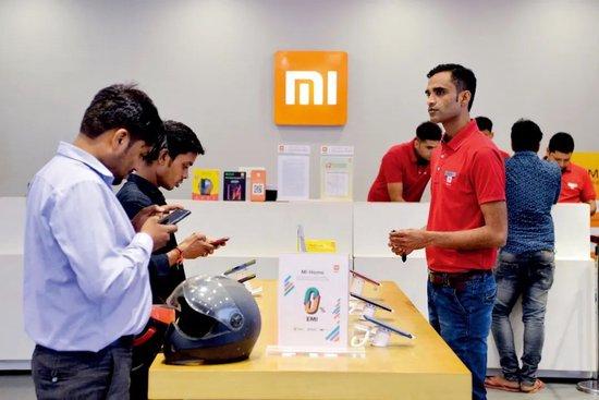 2019年8月20日，东谈主们在印度哈里亚纳邦的一家小米门店选购手机。图/视觉中国