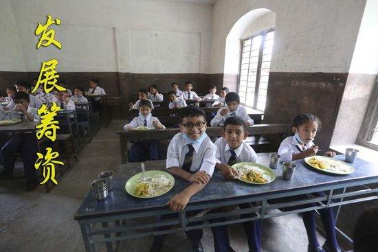 在尼泊尔加德满都，学生们参加微笑儿童项目启动仪式并就餐（2022年7月11日摄）。由“全球发展和南南合作基金”支持的微笑儿童项目惠及约3600名尼泊尔学生，解决学生就餐问题。