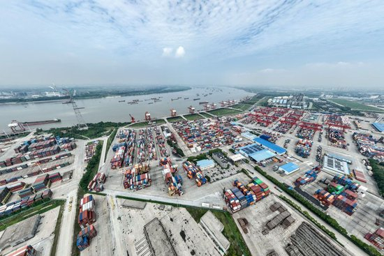 船舶在湖北省武汉市阳逻港区水域行驶（2023年6月6日摄，无人机照片）。新华社记者 伍志尊 摄