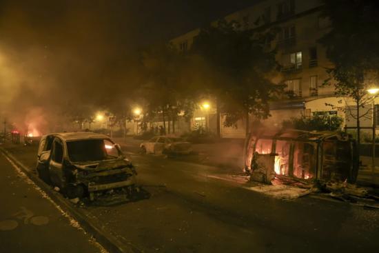  抗议活动第三晚，法国某地一街区一片狼藉。图源：apnews