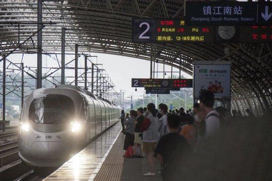 2023年6月24日，旅客在京沪高铁江苏镇江南站站台准备上车。图/IC