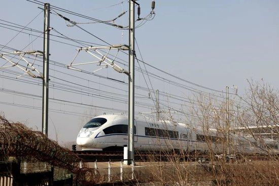  2023年1月7日，山东枣庄，一列“和谐号”动车组列车驶离京沪高铁山东枣庄站。图/IC